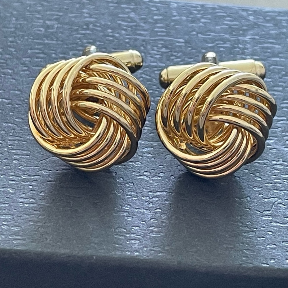 Vintage Gold Tone Knott Cuff Links. Like New.